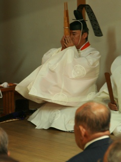 笙を奏でられるご教主様